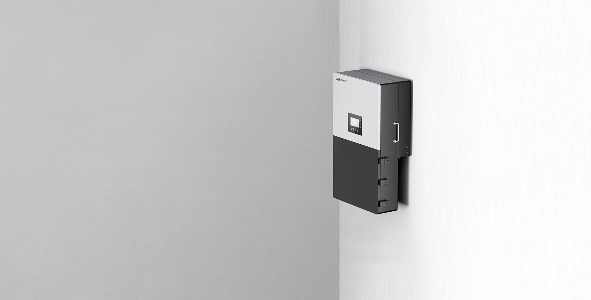 Sistema híbrido de inversor y almacenamiento de baterías LuxpowerTek en una casa solar.