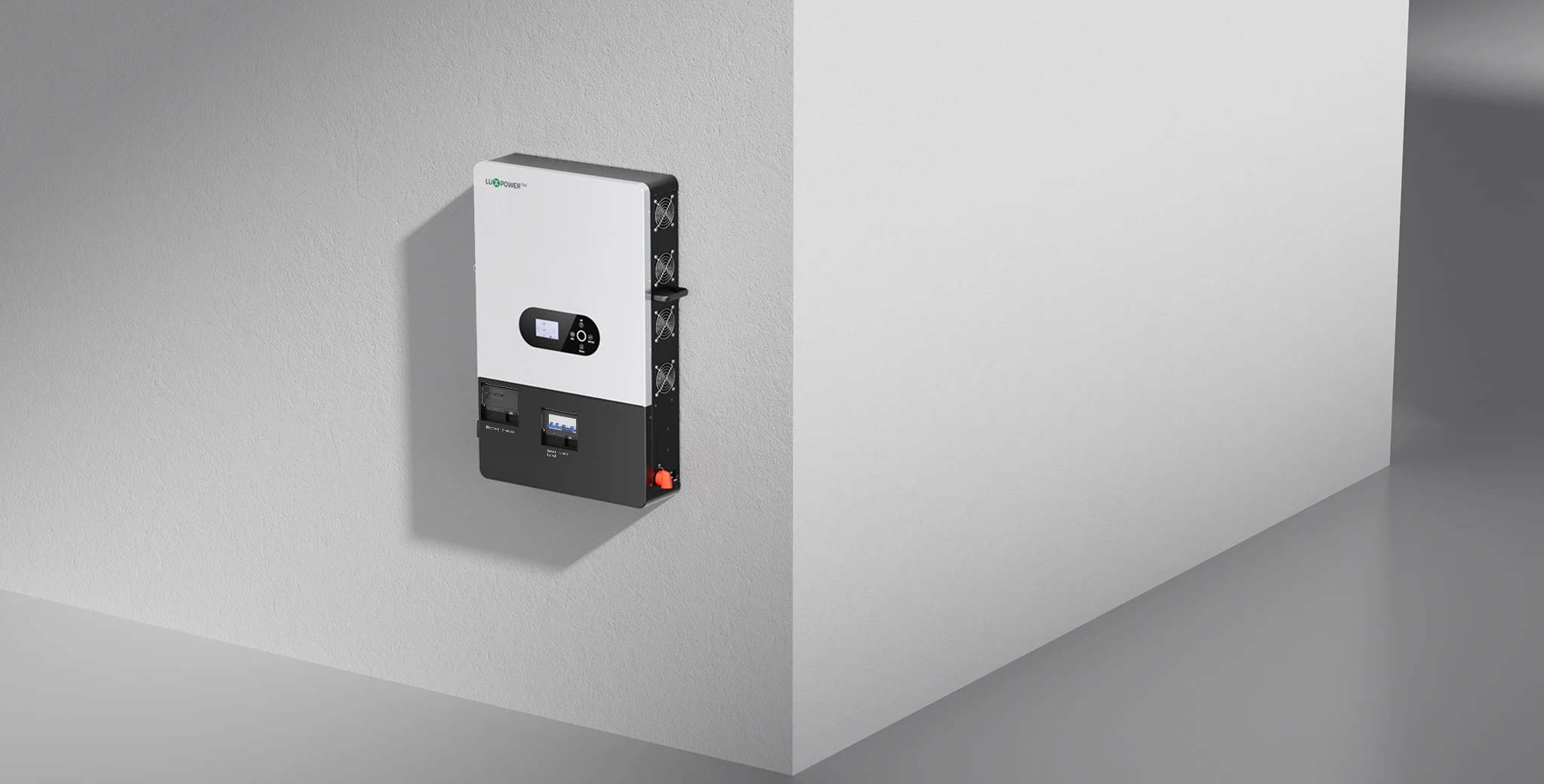 Sistema híbrido de inversor e armazenamento de bateria LuxpowerTek em uma residência com energia solar.